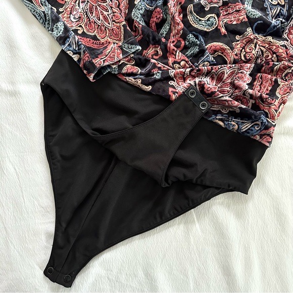 House of Harlow X Revolve Olivia Bodysuit in Noir Paisley Small - Picture 9 of 9